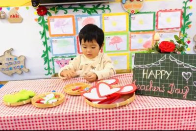 Bé làm thiệp tặng cô nhân ngày 20/11