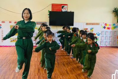 Bé tập làm chú bộ đội