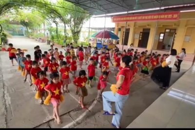 Thể dục buổi sáng của các bé trường mầm non Đức Lý xã Nam Xang